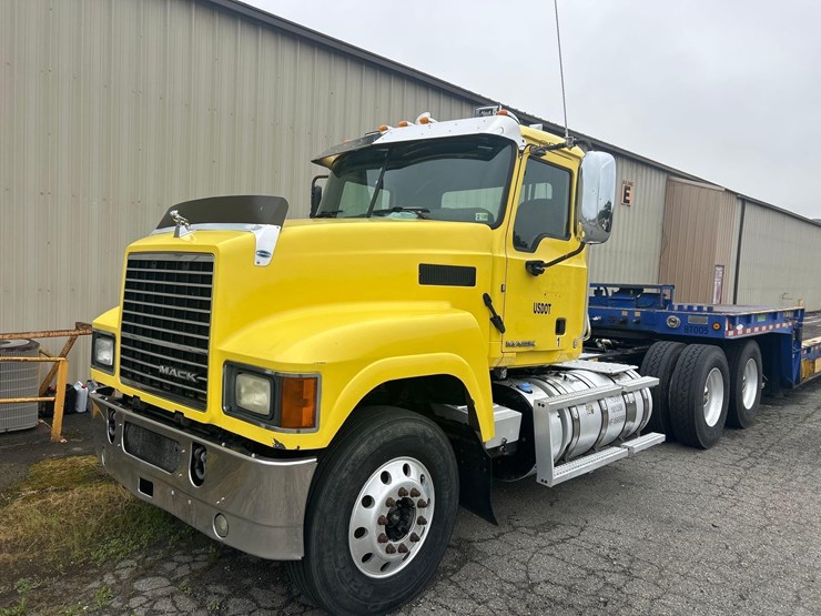 2015-mack-chu613-pinnacle-t/a-day-cab-truck-tractor-image-1
