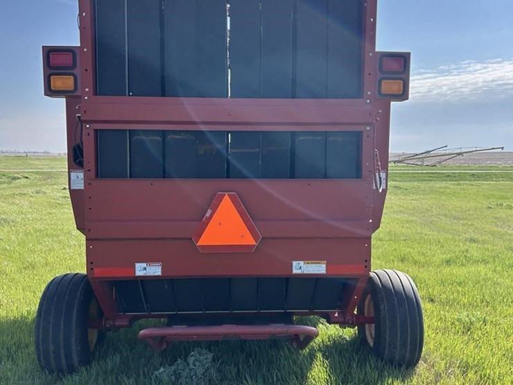 new-holland-br780-image-6