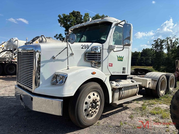 2015-freightliner-122sd-image-4