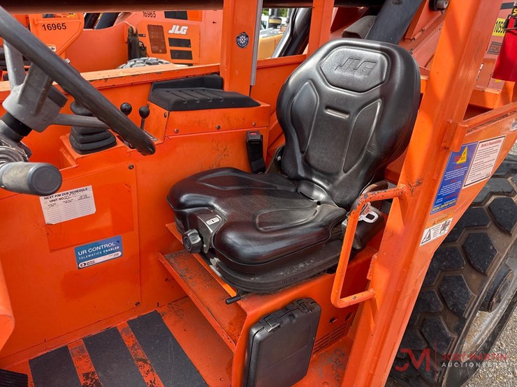 2012-jlg-8042-image-18
