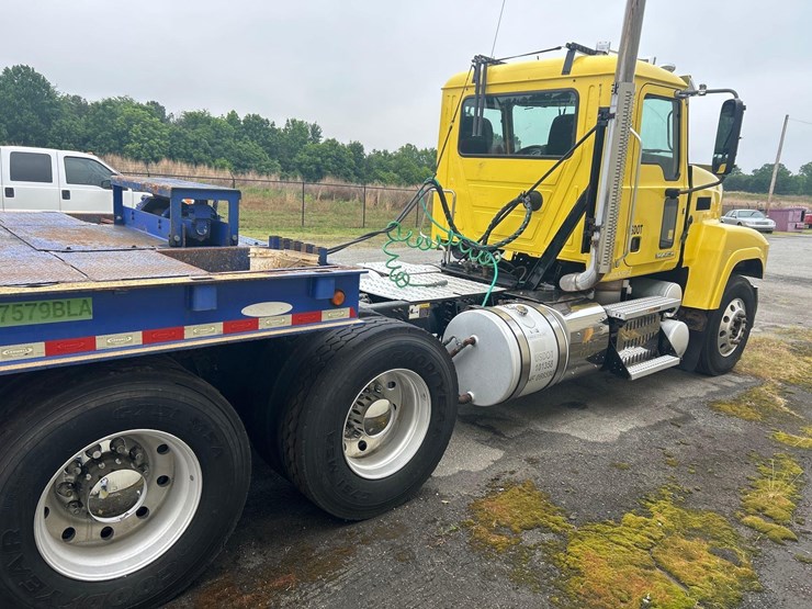 2015-mack-chu613-pinnacle-t/a-day-cab-truck-tractor-image-3