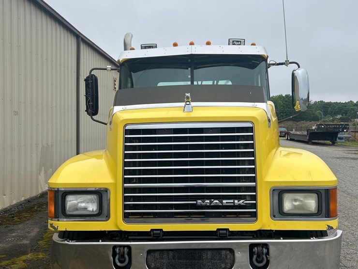 2015-mack-chu613-pinnacle-t/a-day-cab-truck-tractor-image-19