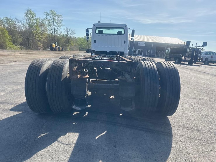 2005-freightliner-m2-cab-&-chassis-tri-axle-truck-image-5