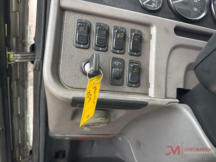 2016-peterbilt-365-image-19