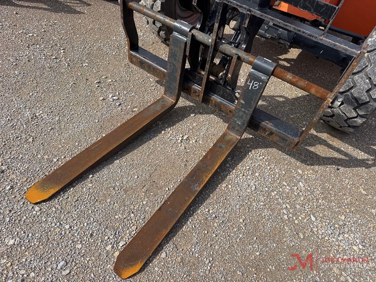 2016-jlg-8042-image-12