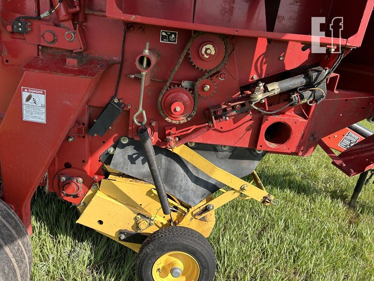new-holland-br780-image-34