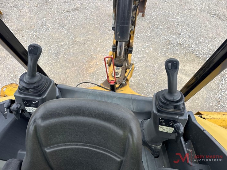 2021-caterpillar-420-image-18