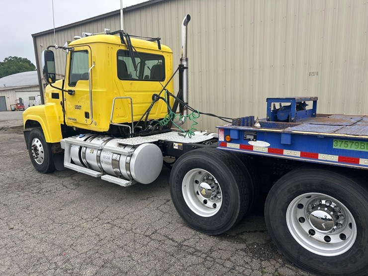 2015-mack-chu613-pinnacle-t/a-day-cab-truck-tractor-image-4
