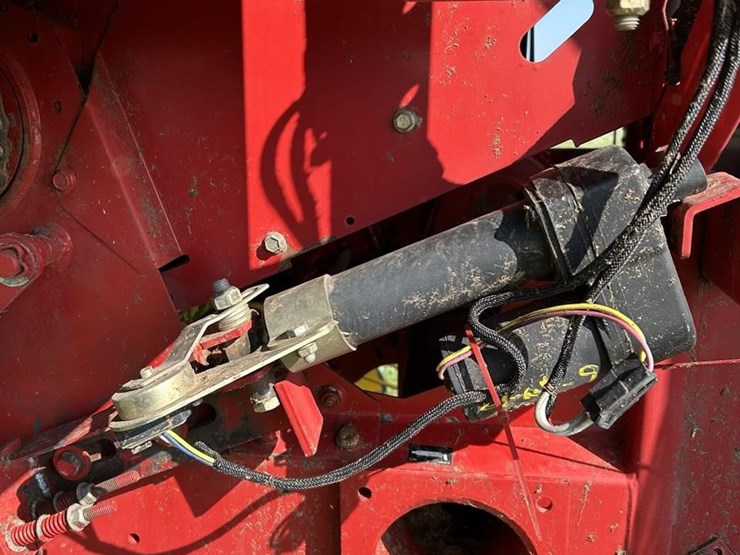 new-holland-br780-image-39