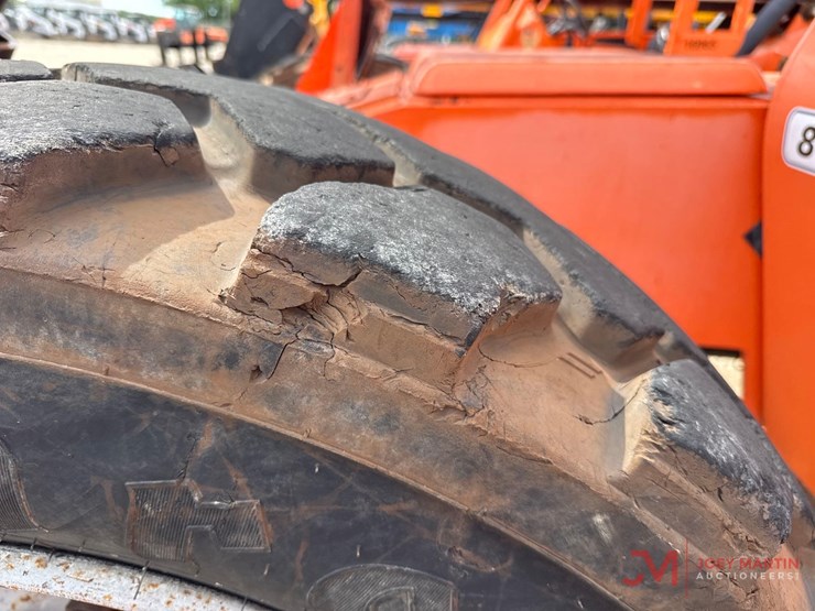 2012-jlg-8042-image-12