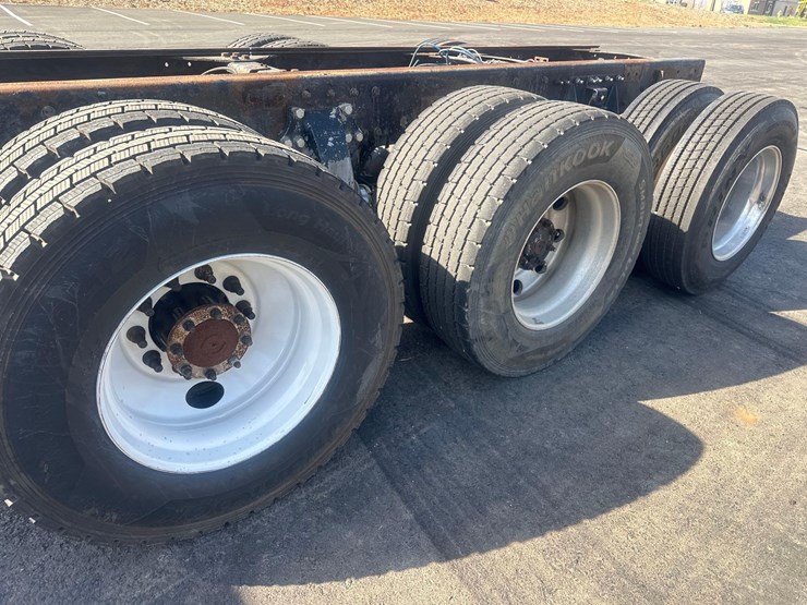 2005-freightliner-m2-cab-&-chassis-tri-axle-truck-image-12