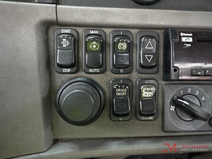 2015-peterbilt-365-image-22
