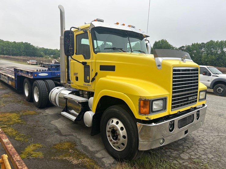 2015-mack-chu613-pinnacle-t/a-day-cab-truck-tractor-image-2
