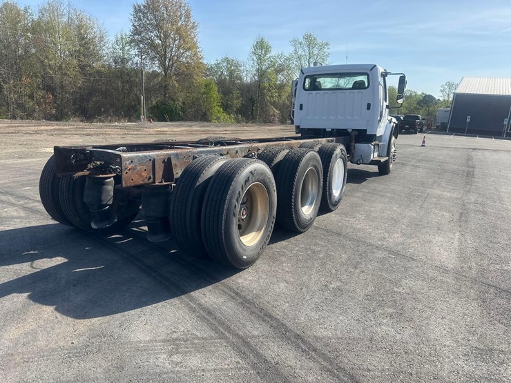 2005-freightliner-m2-cab-&-chassis-tri-axle-truck-image-4