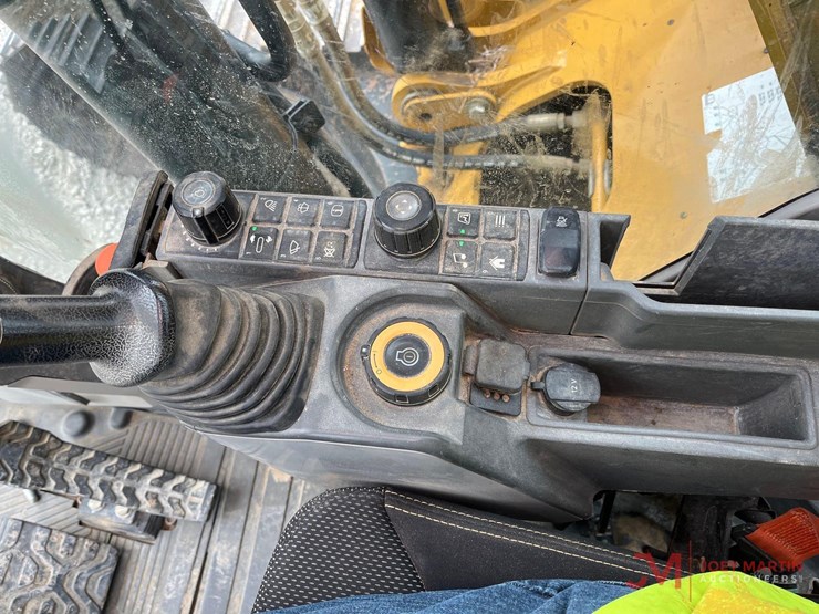 caterpillar-320-image-22