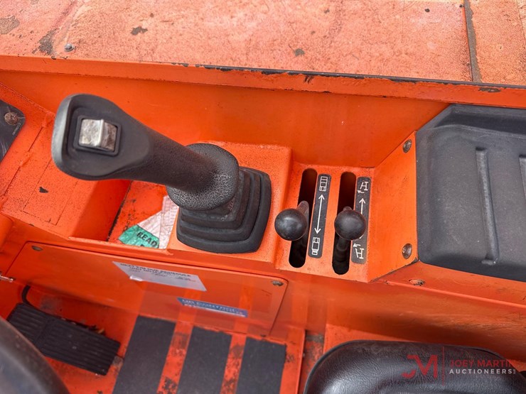 2012-jlg-8042-image-19