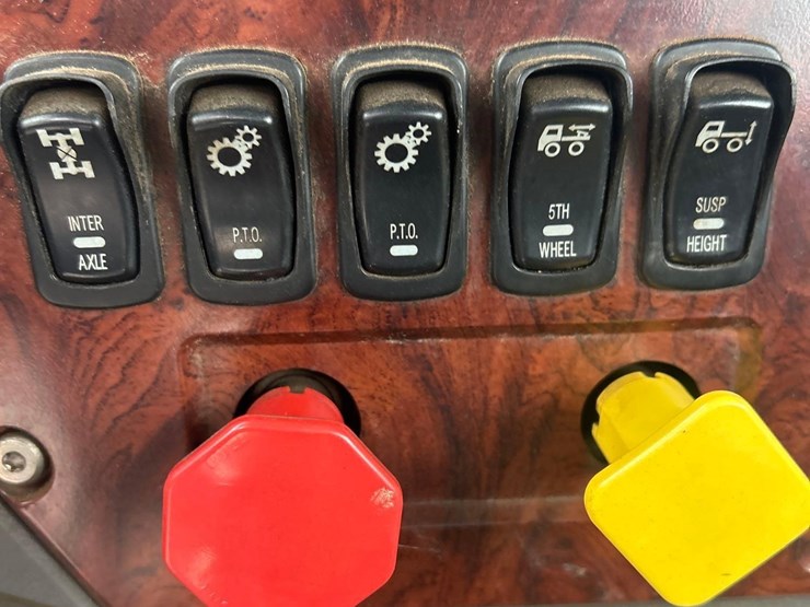 2015-mack-chu613-pinnacle-t/a-day-cab-truck-tractor-image-59