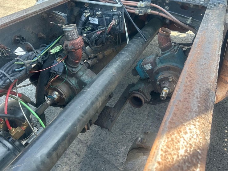 2005-freightliner-m2-cab-&-chassis-tri-axle-truck-image-16