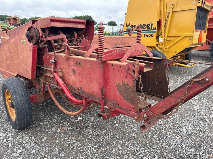 new-holland-310-image-6