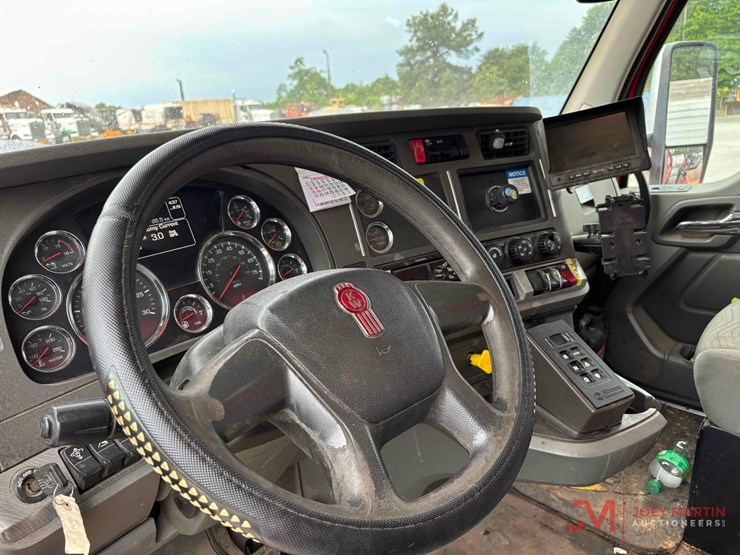 2017-kenworth-t880-image-10