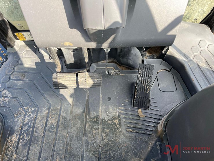 2022-caterpillar-420-image-18