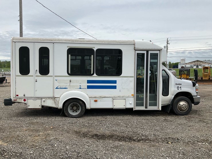 2015-ford-e450-image-6