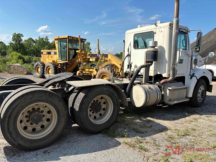 2015-freightliner-122sd-image-2
