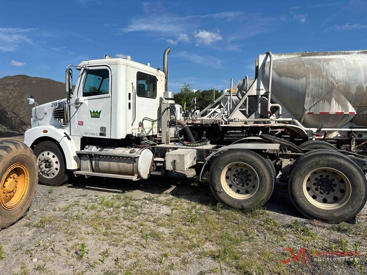 2015-freightliner-122sd-image-3