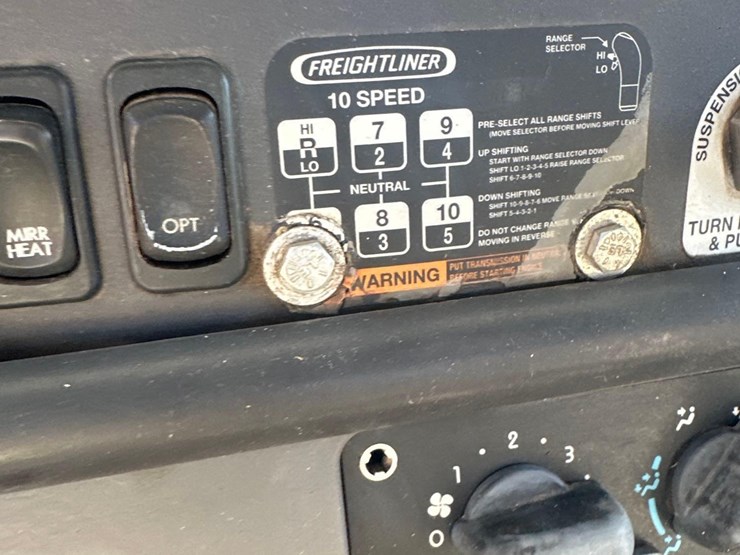 2005-freightliner-m2-cab-&-chassis-tri-axle-truck-image-22