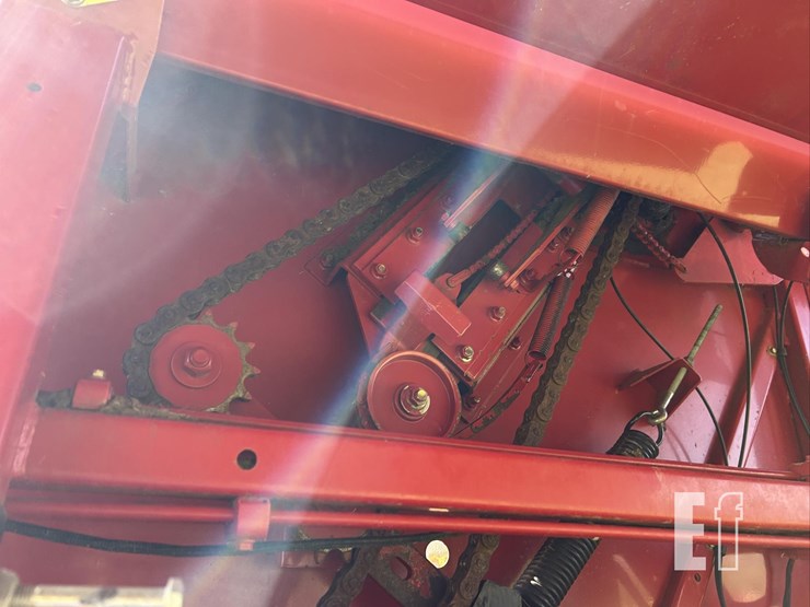 new-holland-br780-image-15