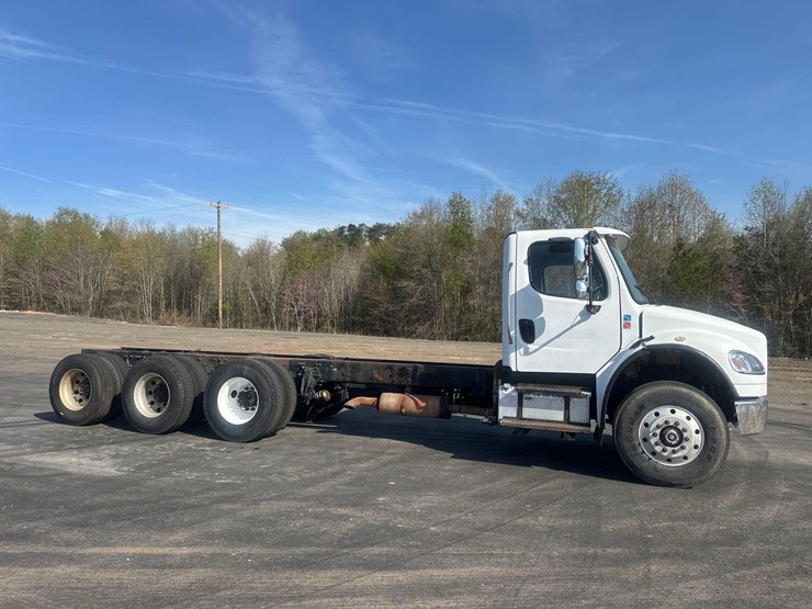 2005-freightliner-m2-cab-&-chassis-tri-axle-truck-image-2