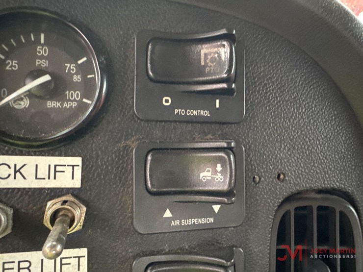 2017-peterbilt-365-image-24
