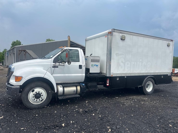 2015-ford-f750-xlt-image-1