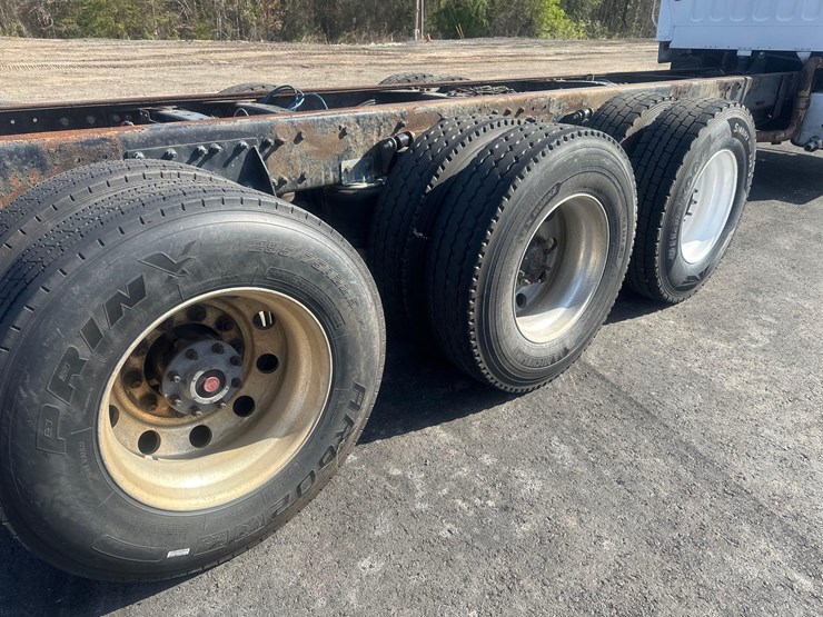 2005-freightliner-m2-cab-&-chassis-tri-axle-truck-image-14