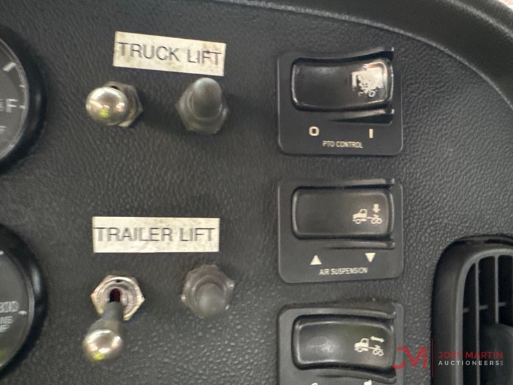 2016-peterbilt-365-image-15