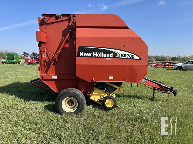 new-holland-br780-image-4