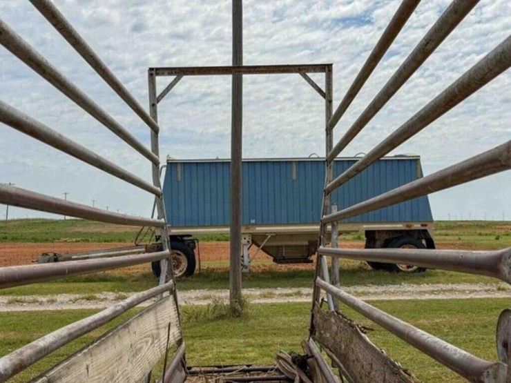 portable-livestock-loading-chute-image-5