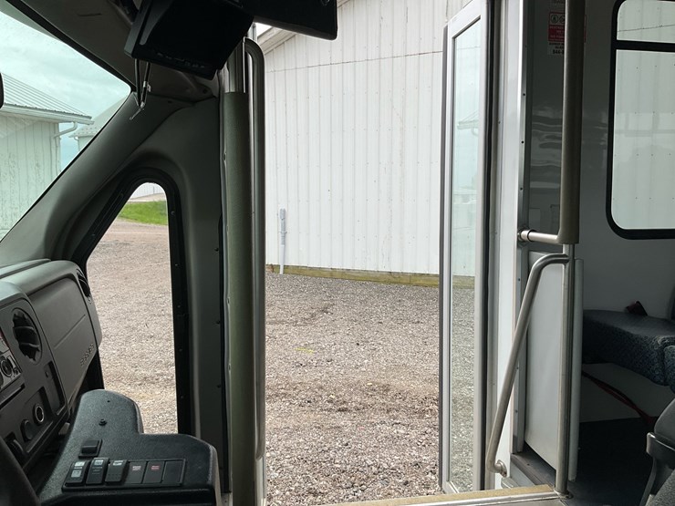 2015-ford-e450-image-37