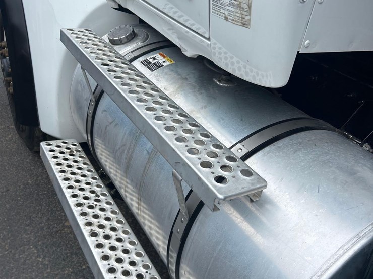 2024-kenworth-t880-image-40