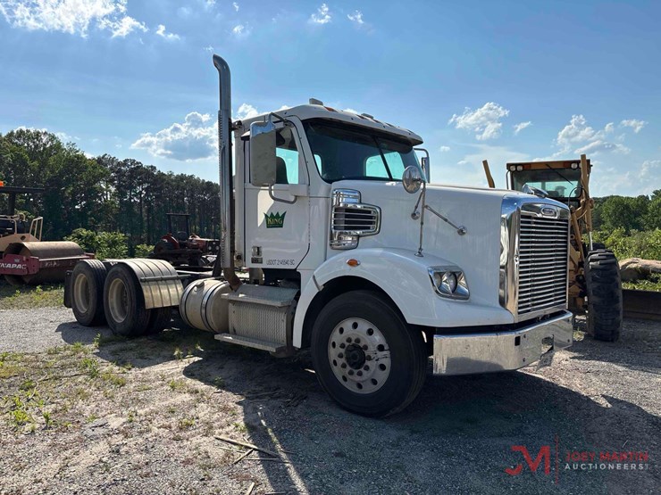 2015-freightliner-122sd-image-1