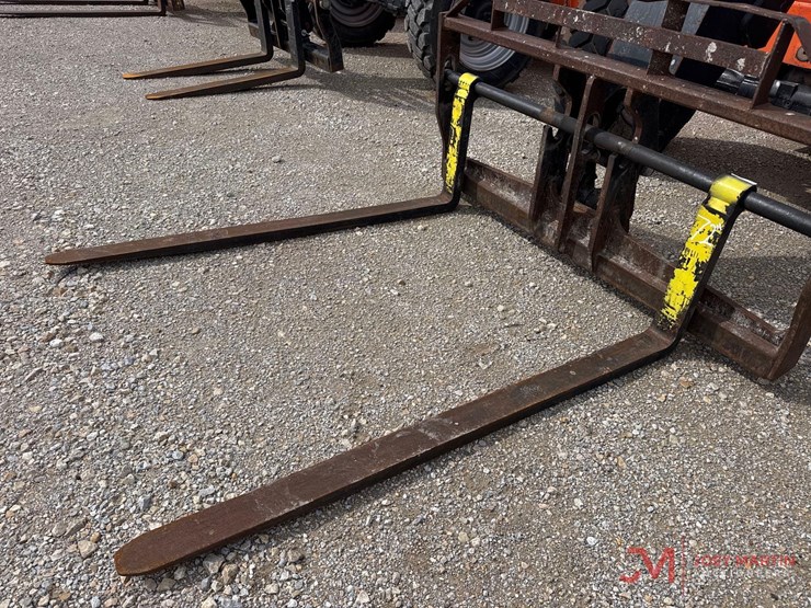 2012-jlg-8042-image-16