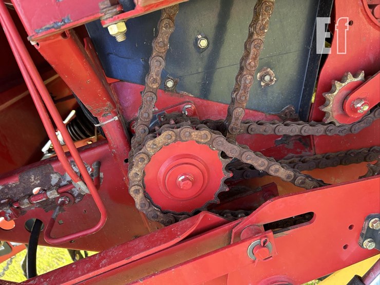 new-holland-br780-image-13