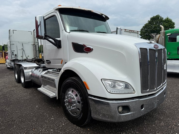 2015-peterbilt-579-image-1