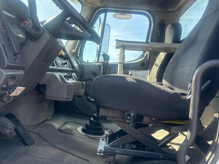 2005-freightliner-m2-cab-&-chassis-tri-axle-truck-image-17