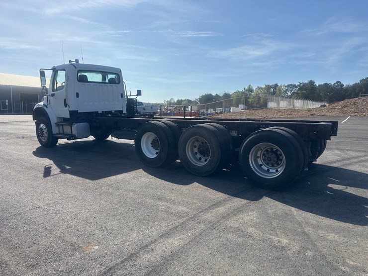 2005-freightliner-m2-cab-&-chassis-tri-axle-truck-image-7