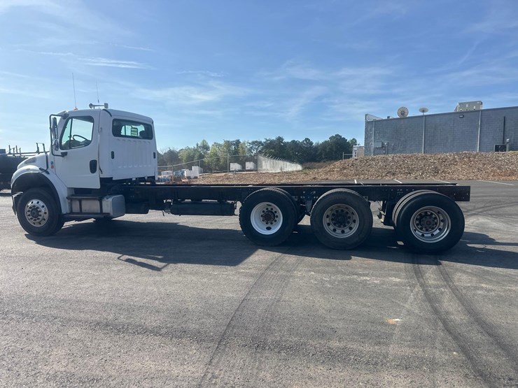 2005-freightliner-m2-cab-&-chassis-tri-axle-truck-image-8