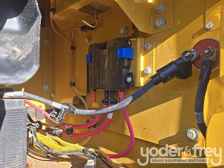 2021-caterpillar-336-image-41
