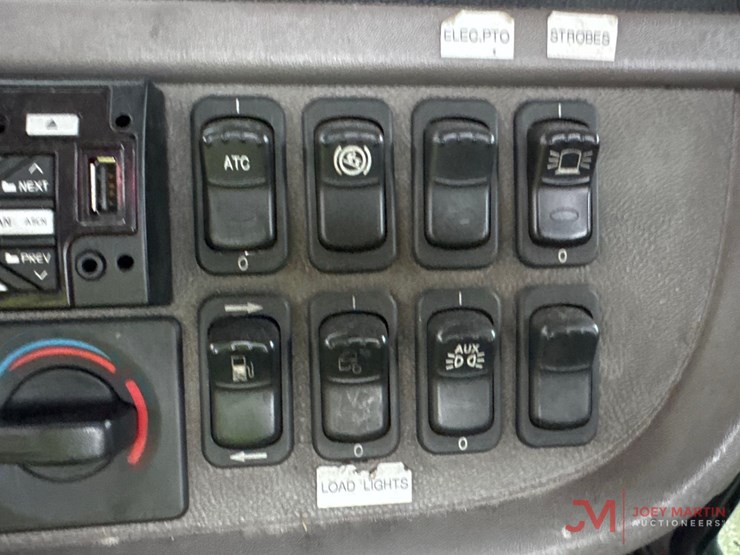 2016-peterbilt-365-image-12