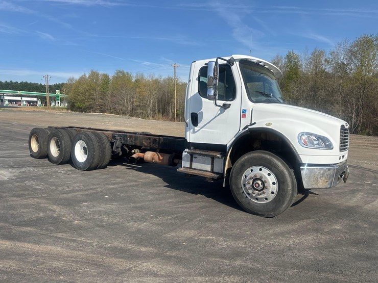 2005-freightliner-m2-cab-&-chassis-tri-axle-truck-image-1