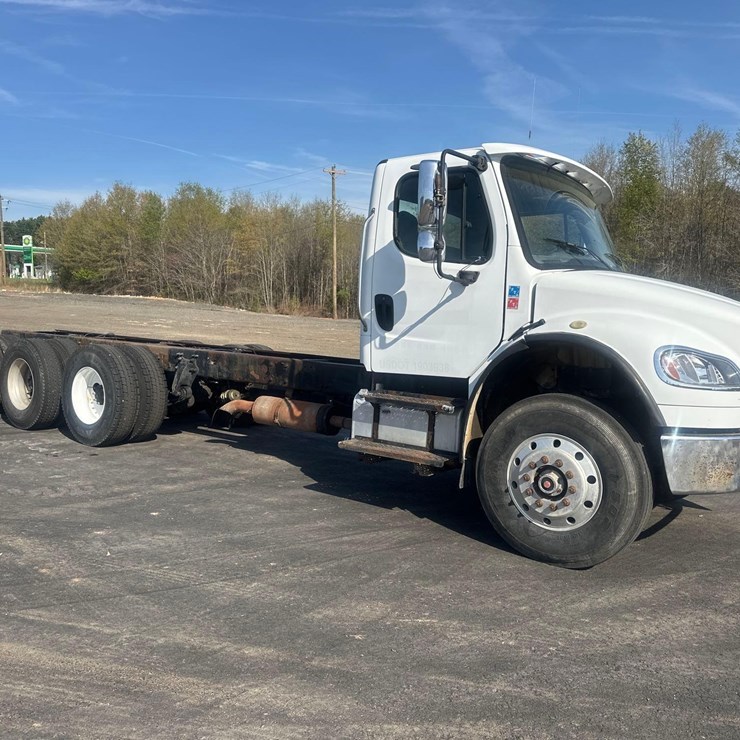 2005 FREIGHTLINER M2 CAB & CHASSIS TRI-AXLE TRUCK